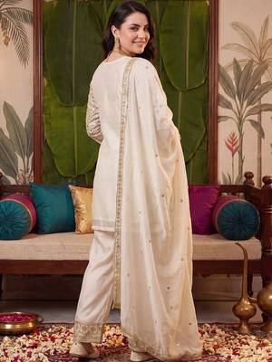 women floral embroidered regular kurta with trousers & with dupatta 4