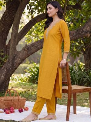 women ethnic motifs embroidered regular thread work kurta with trousers 2