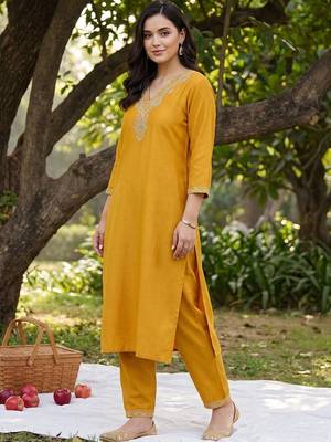 women ethnic motifs embroidered regular thread work kurta with trousers 4