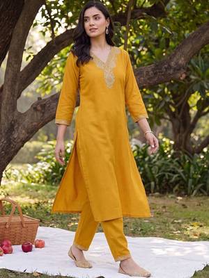 women ethnic motifs embroidered regular thread work kurta with trousers 1