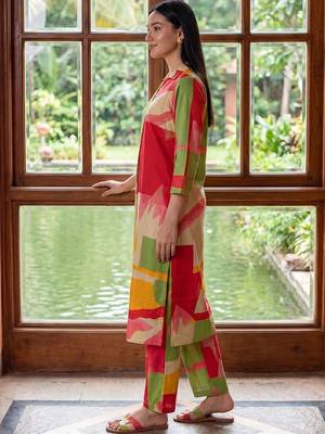 women printed regular cotton kurta with trousers 3