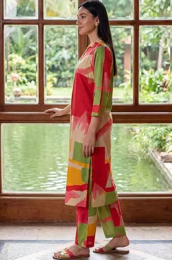 women printed regular cotton kurta with trousers