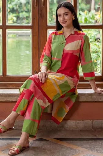 women printed regular cotton kurta with trousers