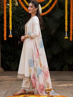 women floral embroidered regular thread work kurta with trousers & with dupatta 3