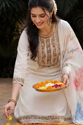 women floral embroidered regular thread work kurta with trousers & with dupatta