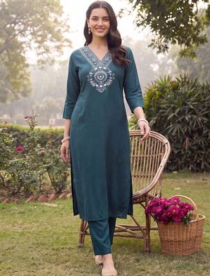 women ethnic motifs embroidered regular thread work kurta with trousers 2