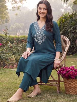 women ethnic motifs embroidered regular thread work kurta with trousers 5