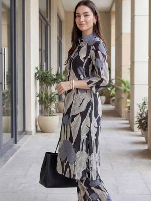 women floral printed regular cotton kurta with trousers 3