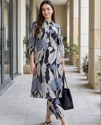 women floral printed regular cotton kurta with trousers 4