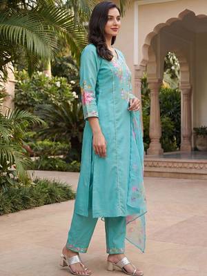 women floral embroidered regular thread work kurta with trousers & with dupatta 4