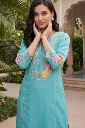 women floral embroidered regular thread work kurta with trousers & with dupatta