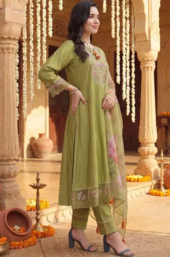women floral embroidered regular thread work liva kurta with palazzos & with dupatta