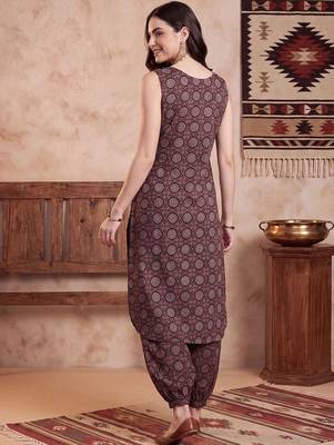 women ethnic motifs printed regular cotton kurta with patiala 4