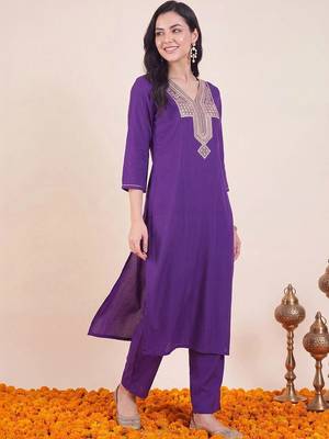women ethnic motifs embroidered regular thread work kurta with trousers 5