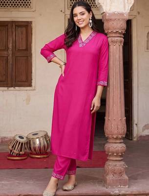 women ethnic motifs embroidered regular thread work kurta with trousers 2