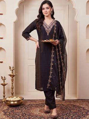 women ethnic motifs embroidered regular thread work kurta with trousers & with dupatta 1