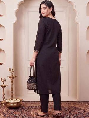 women ethnic motifs embroidered regular thread work kurta with trousers & with dupatta 3