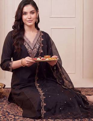 women ethnic motifs embroidered regular thread work kurta with trousers & with dupatta 4