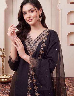 women ethnic motifs embroidered regular thread work kurta with trousers & with dupatta 5