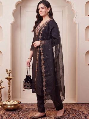 women ethnic motifs embroidered regular thread work kurta with trousers & with dupatta 6