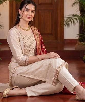 women ethnic motifs embroidered regular kurta with trousers & with dupatta 2