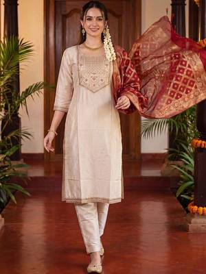 women ethnic motifs embroidered regular kurta with trousers & with dupatta 5