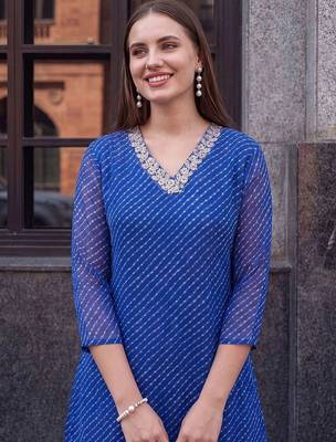 women leheriya printed regular kurti with trousers 2
