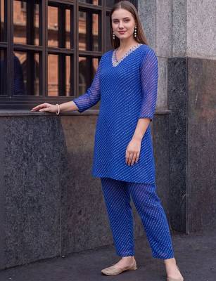 women leheriya printed regular kurti with trousers 3