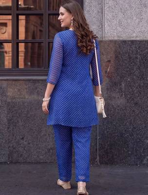 women leheriya printed regular kurti with trousers 4