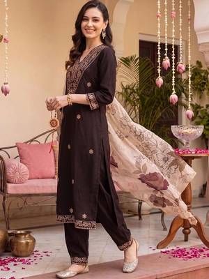 women ethnic motifs embroidered regular thread work kurta with trousers & with dupatta 1