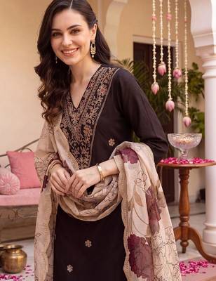 women ethnic motifs embroidered regular thread work kurta with trousers & with dupatta 2
