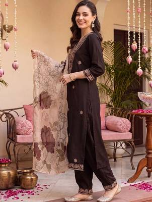 women ethnic motifs embroidered regular thread work kurta with trousers & with dupatta 3