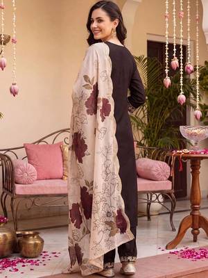 women ethnic motifs embroidered regular thread work kurta with trousers & with dupatta 4