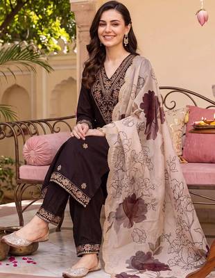 women ethnic motifs embroidered regular thread work kurta with trousers & with dupatta 5