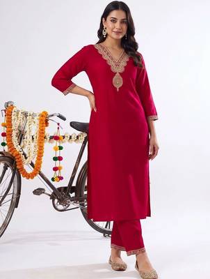 women regular thread work liva kurta with trousers 4