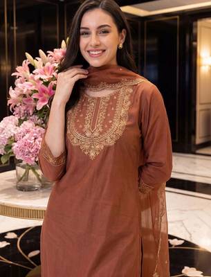 women ethnic motifs embroidered regular thread work liva kurta with trousers & with dupatta 3