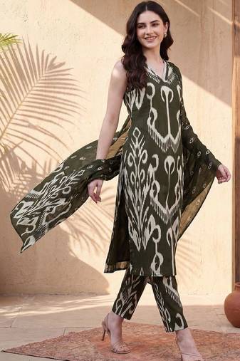 women printed regular cotton kurta with trousers & with dupatta