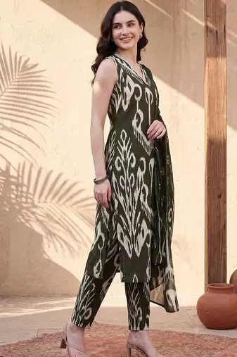 women printed regular cotton kurta with trousers & with dupatta