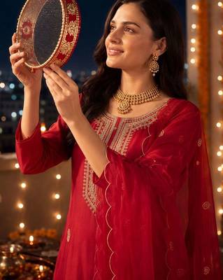 women ethnic motifs embroidered regular thread work kurta with trousers & with dupatta 2