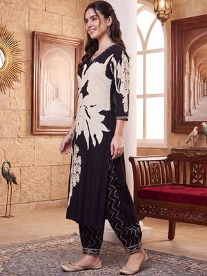 women floral printed regular kurta with trousers 3