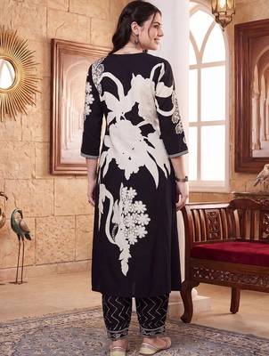 women floral printed regular kurta with trousers 4