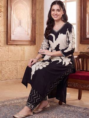 women floral printed regular kurta with trousers 5