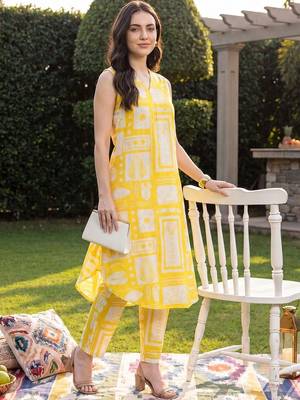 women printed regular cotton kurta with trousers 4
