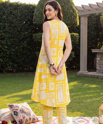 women printed regular cotton kurta with trousers 6