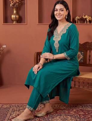 women ethnic motifs embroidered regular thread work kurta with trousers 3