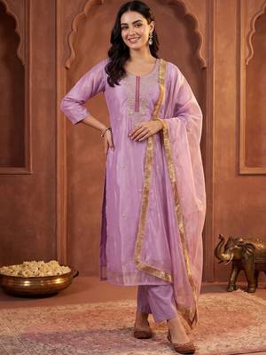 women ethnic motifs embroidered regular kurta with trousers & with dupatta 2