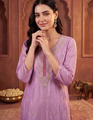 women ethnic motifs embroidered regular kurta with trousers & with dupatta 3