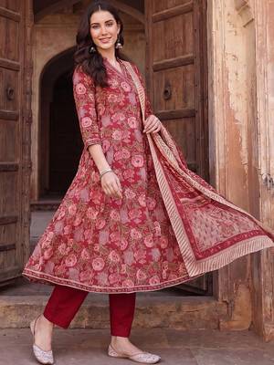 women floral printed regular cotton kurta with trousers & with dupatta 3