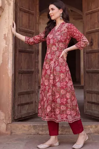 women floral printed regular cotton kurta with trousers & with dupatta