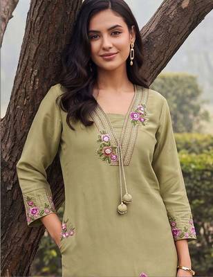 women floral embroidered regular thread work kurta with trousers 2